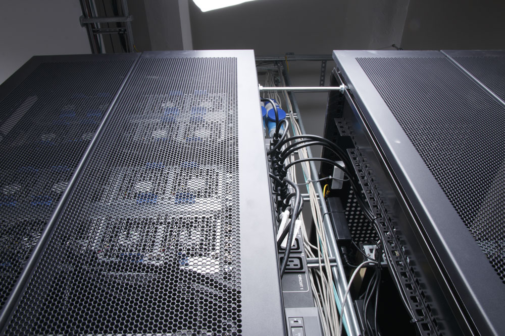 制造业数字化转型提速 智能工厂建设进入快